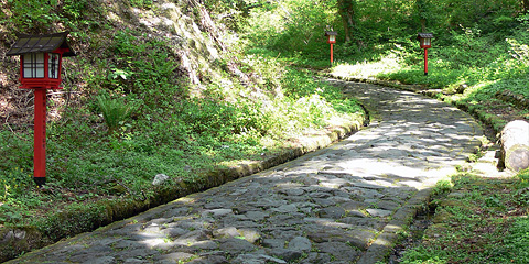 大神山神社へと続く石畳の参道